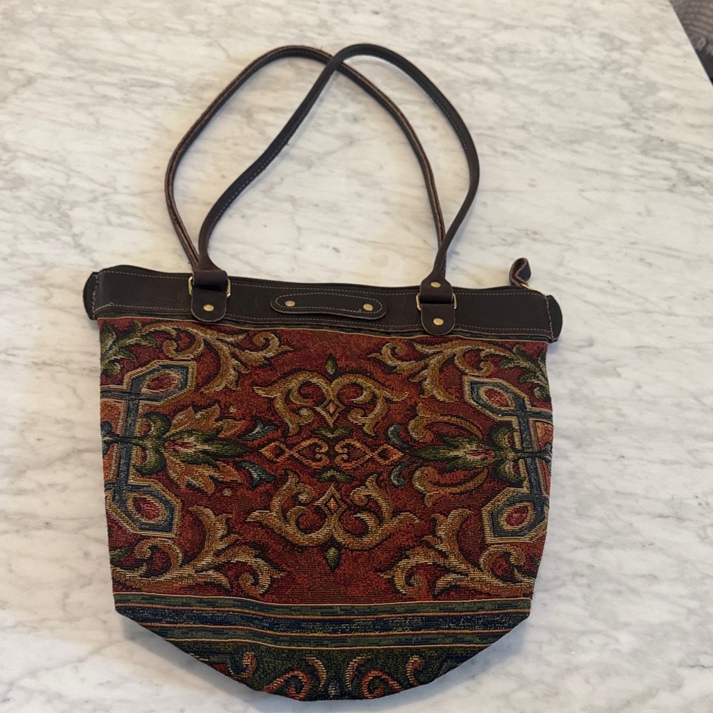 Elegant Tapestry Shoulder Bag